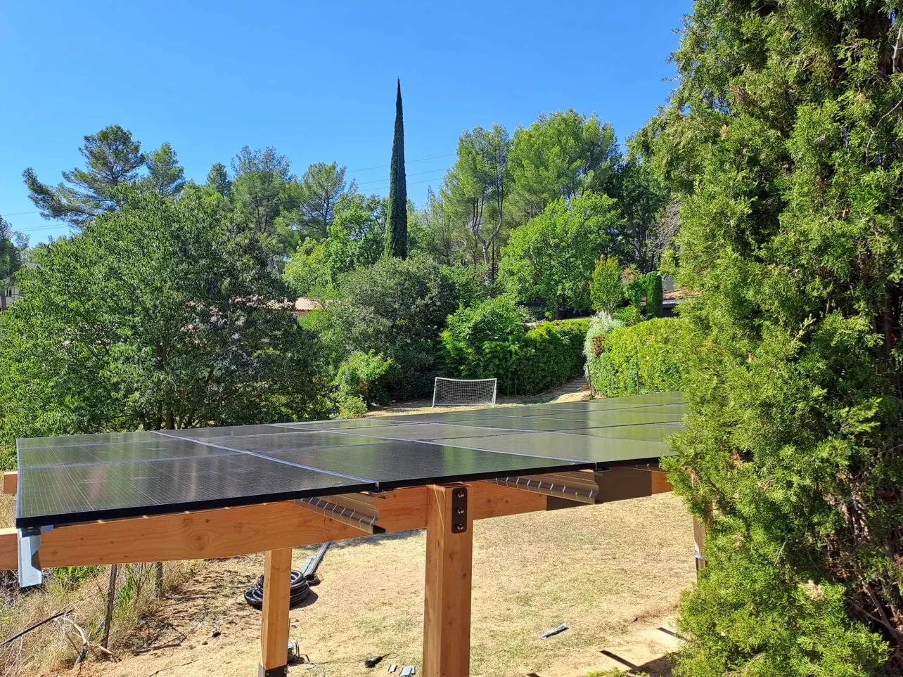 Installation solaire intégrée au bois