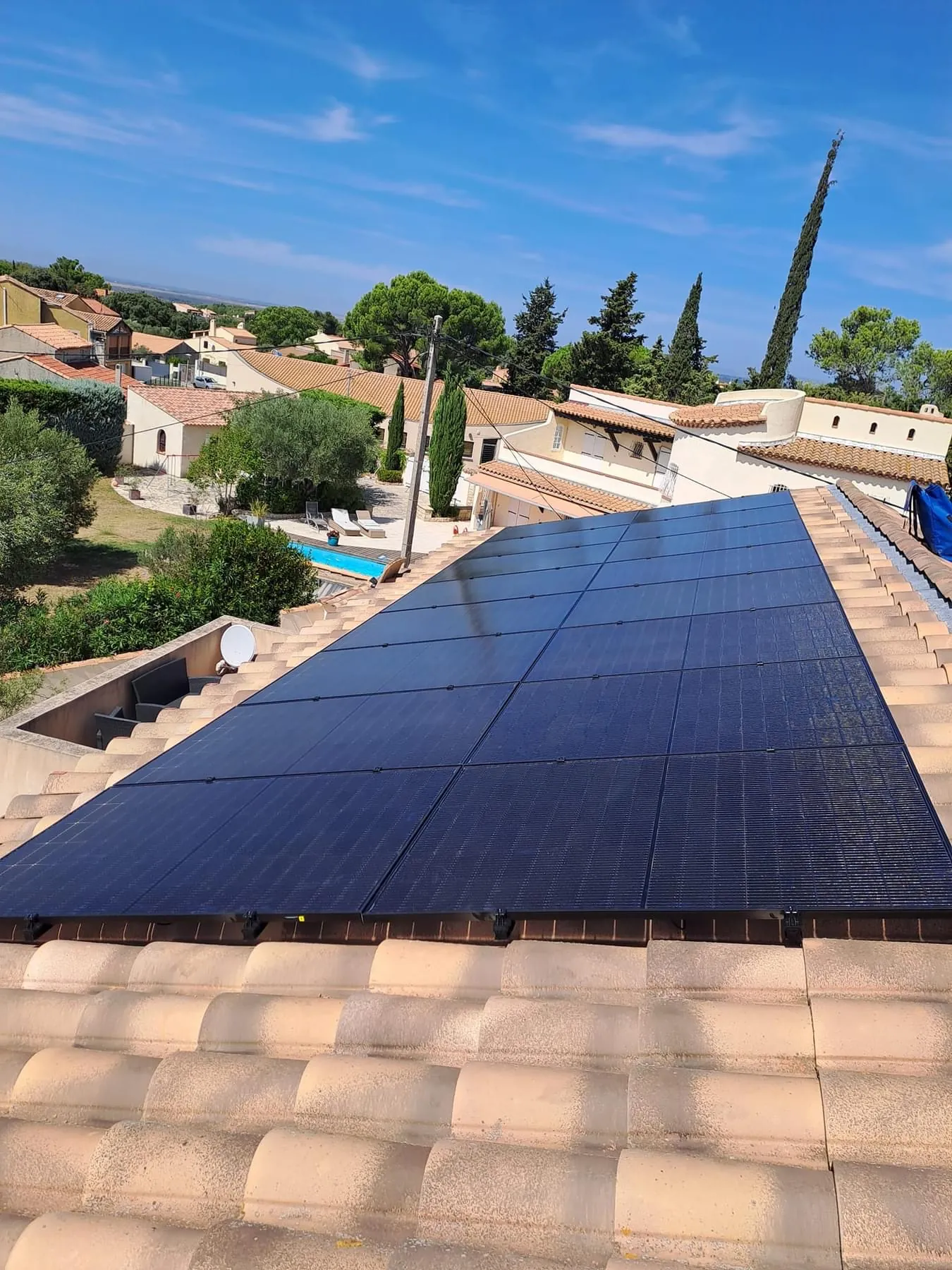 Panneaux solaires sur toiture résidentielle
